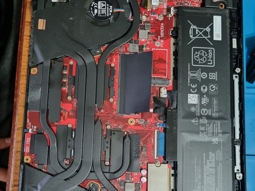 Placa madre ASUS desensamblada para revisión de componentes
